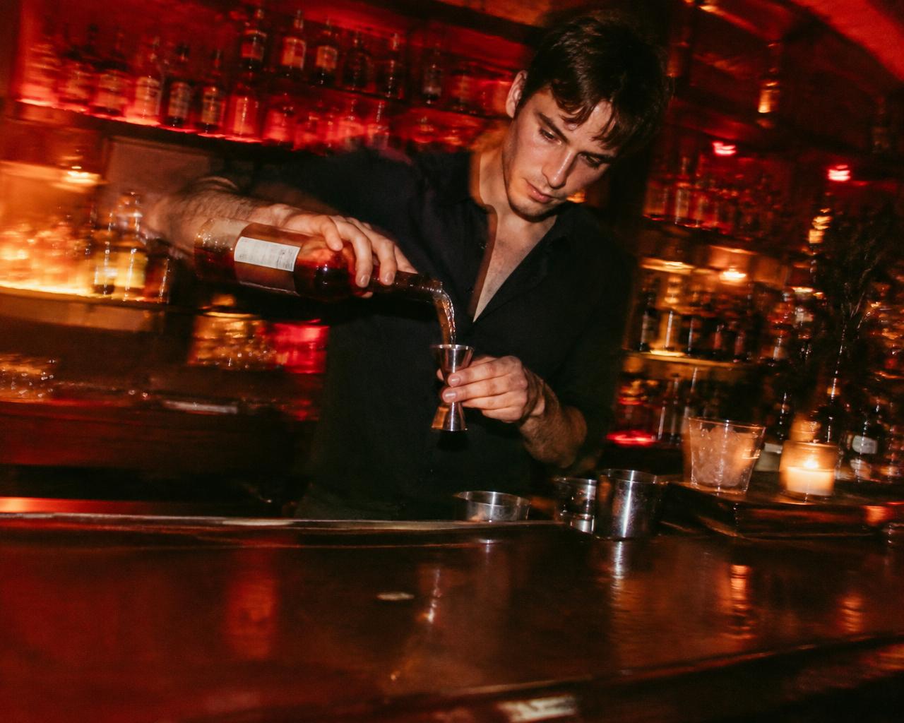 Der Bartender schenkt ein – Hamballe an der Theke