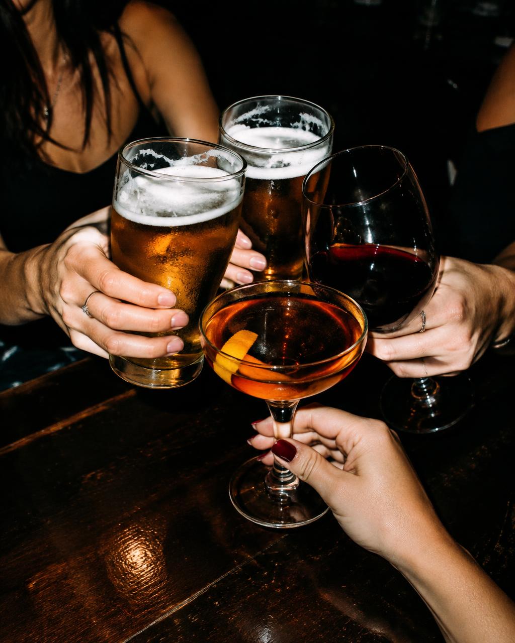 Anstoßen an der Bar – Bier, Wein und Cocktails